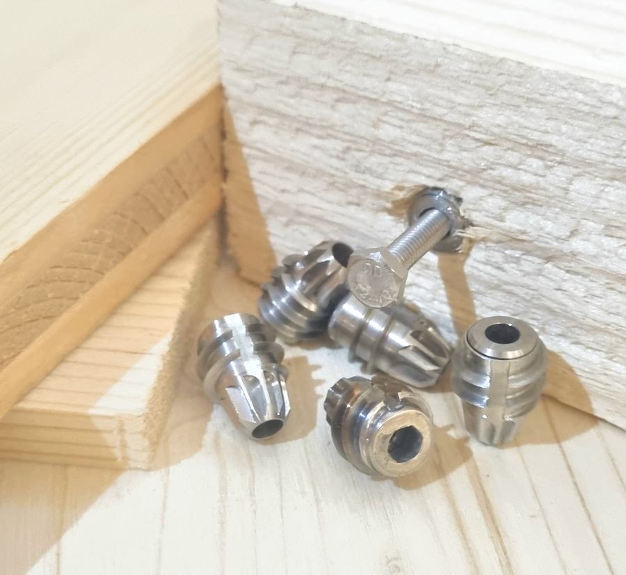 Boccola BLOWLOCK per legno inserita in un angolo di legno, con vite di aggancio